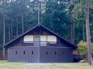 Stand-alone hangar and guest apartment